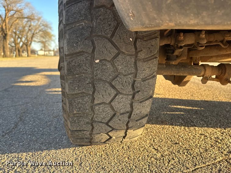 image for item ET1731 2005 Ford F250 Super Duty Ext. Cab utility bed pickup truck