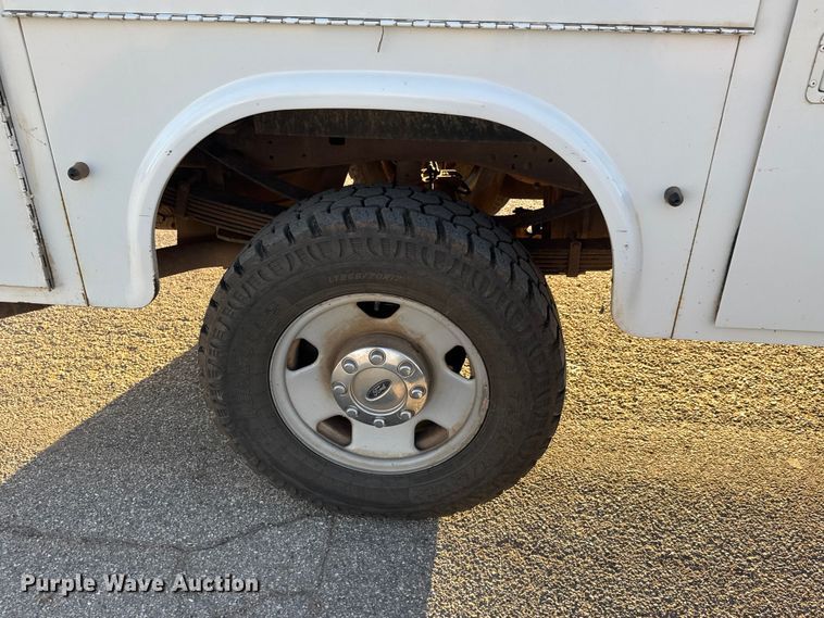 image for item ET1731 2005 Ford F250 Super Duty Ext. Cab utility bed pickup truck