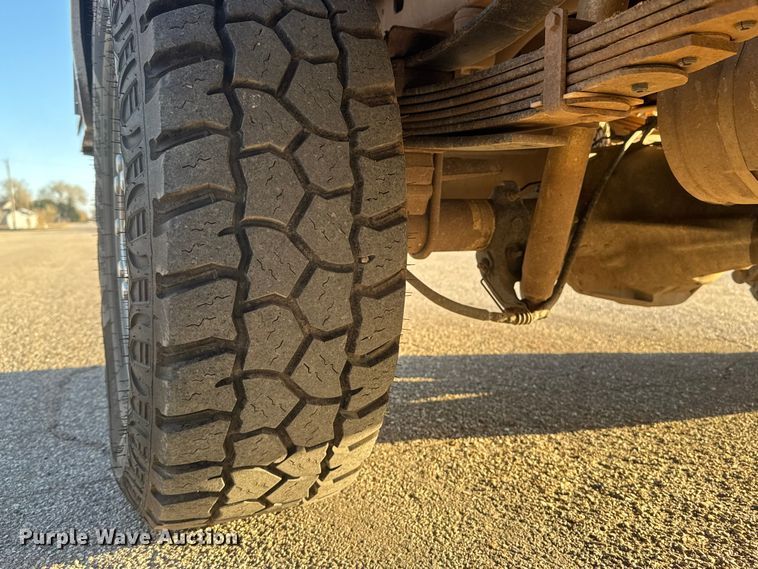 image for item ET1731 2005 Ford F250 Super Duty Ext. Cab utility bed pickup truck