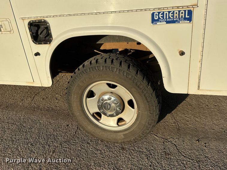 image for item ET1731 2005 Ford F250 Super Duty Ext. Cab utility bed pickup truck