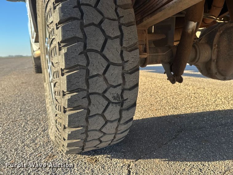 image for item ET1731 2005 Ford F250 Super Duty Ext. Cab utility bed pickup truck