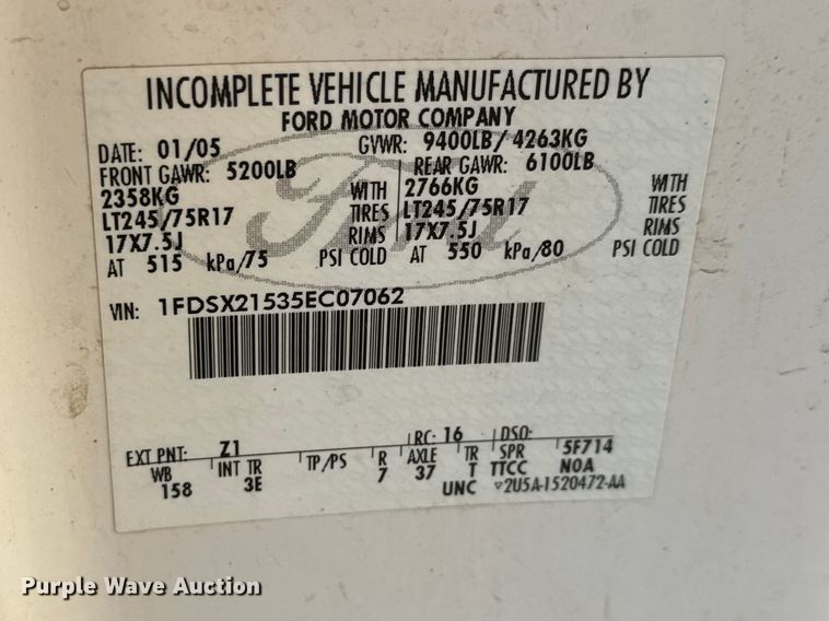 image for item ET1731 2005 Ford F250 Super Duty Ext. Cab utility bed pickup truck