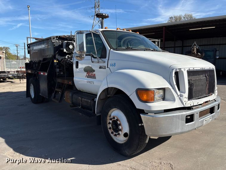 image for item EU7452 2006 Ford F750 pothole patcher truck