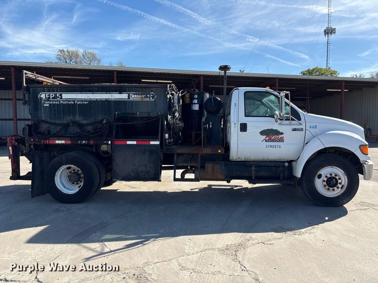 image for item EU7452 2006 Ford F750 pothole patcher truck