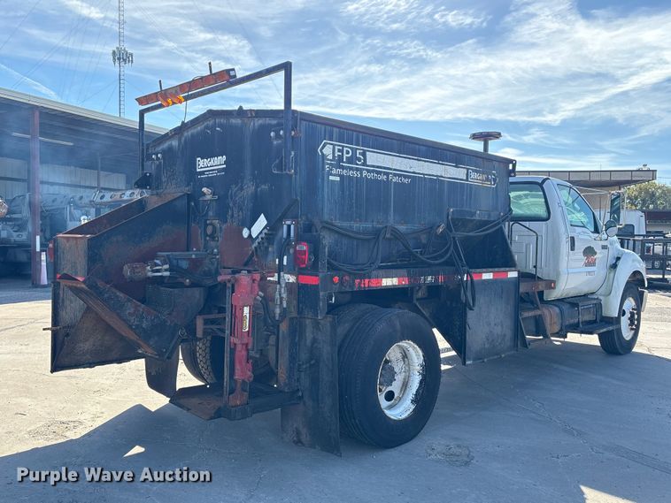 image for item EU7452 2006 Ford F750 pothole patcher truck