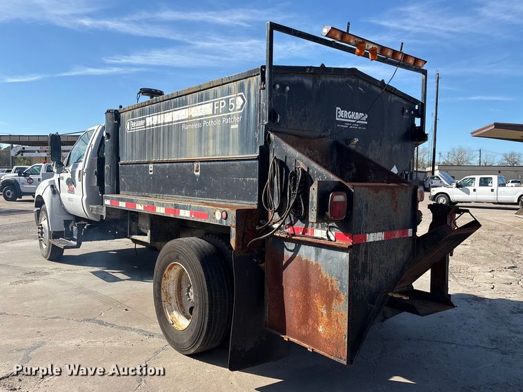 image for item EU7452 2006 Ford F750 pothole patcher truck