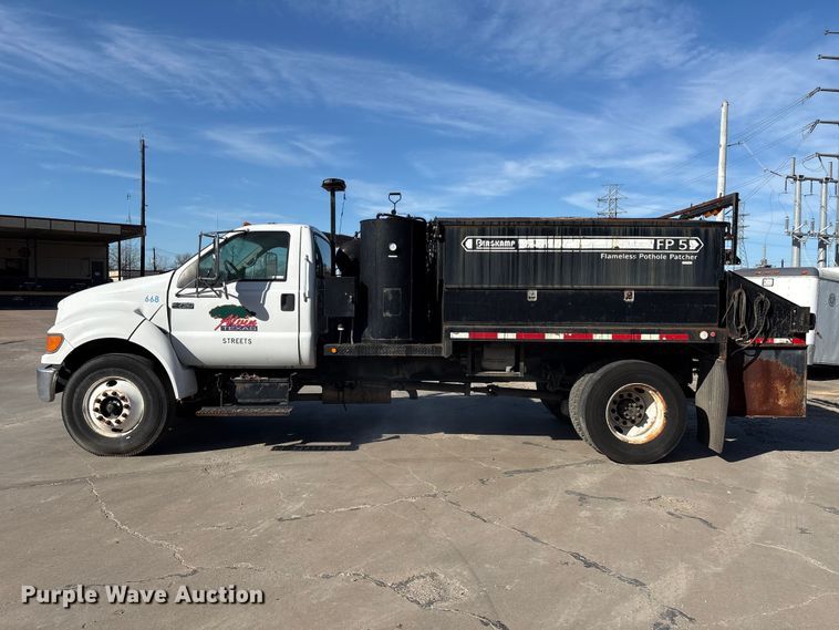 image for item EU7452 2006 Ford F750 pothole patcher truck