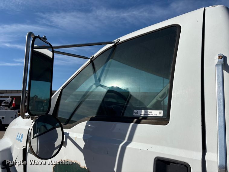 image for item EU7452 2006 Ford F750 pothole patcher truck