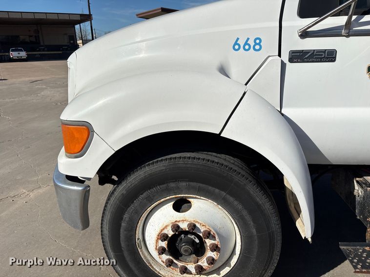 image for item EU7452 2006 Ford F750 pothole patcher truck