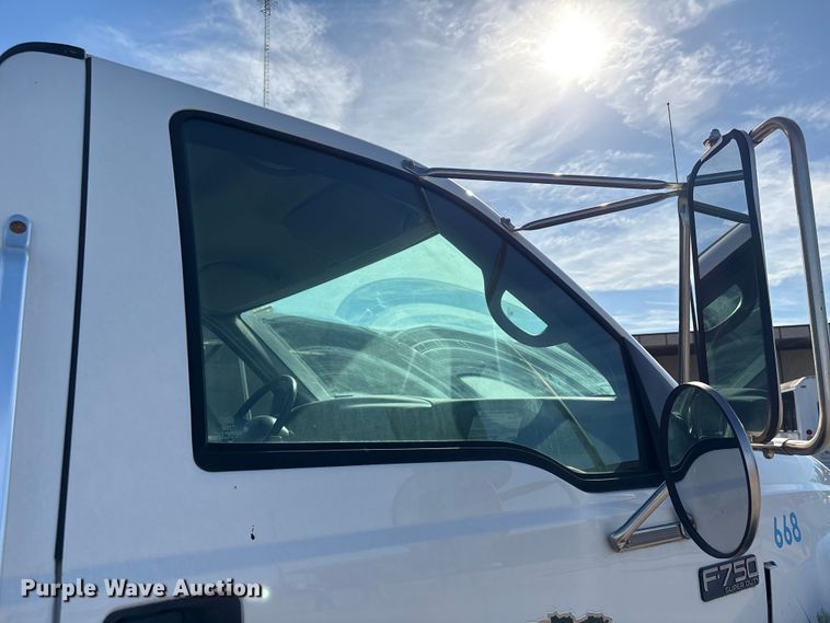 image for item EU7452 2006 Ford F750 pothole patcher truck