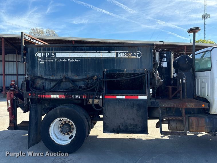 image for item EU7452 2006 Ford F750 pothole patcher truck