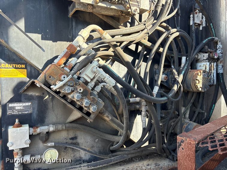 image for item EU7452 2006 Ford F750 pothole patcher truck