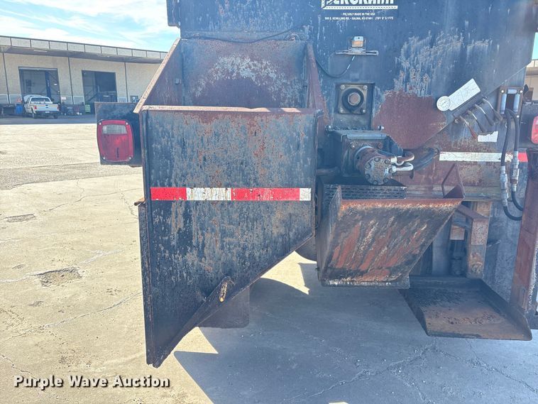 image for item EU7452 2006 Ford F750 pothole patcher truck