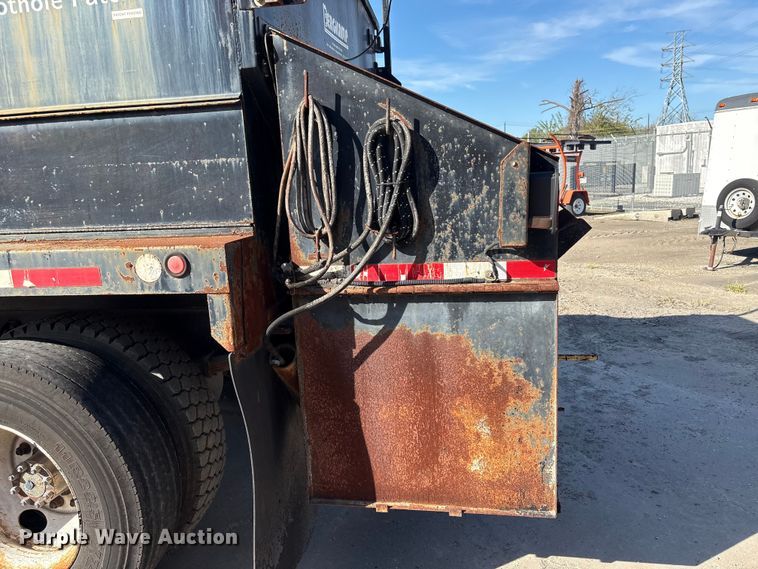 image for item EU7452 2006 Ford F750 pothole patcher truck