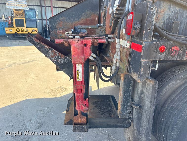 image for item EU7452 2006 Ford F750 pothole patcher truck