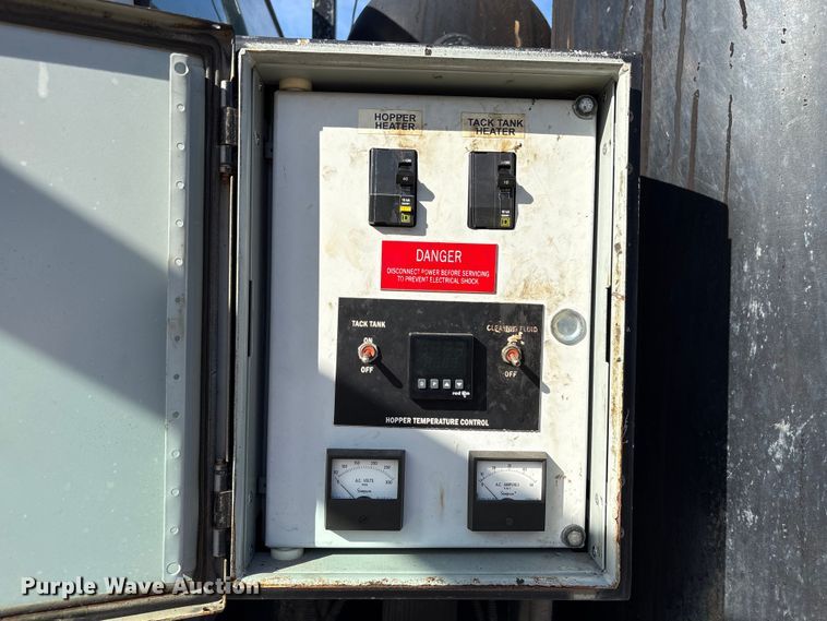 image for item EU7452 2006 Ford F750 pothole patcher truck