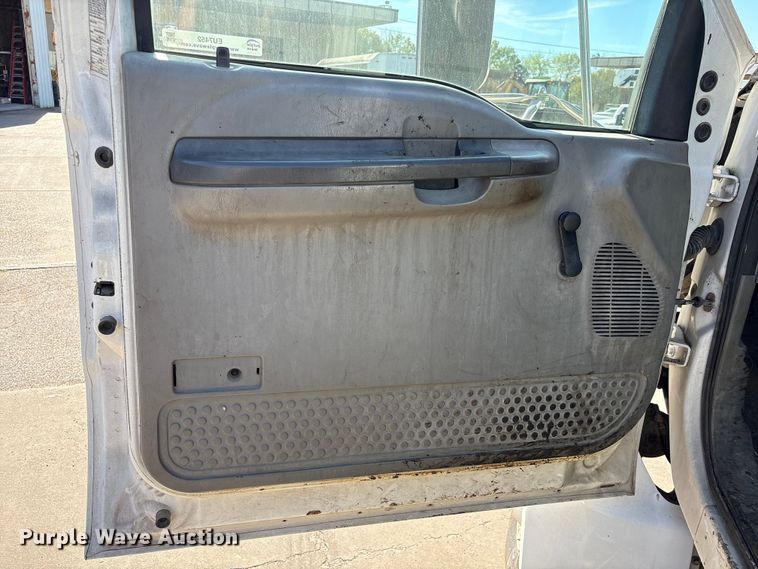 image for item EU7452 2006 Ford F750 pothole patcher truck