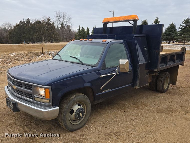 image for item EV5594 1999 Chevrolet 3500 flatbed pickup truck