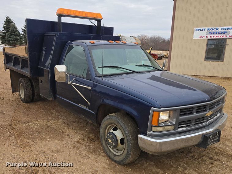 image for item EV5594 1999 Chevrolet 3500 flatbed pickup truck