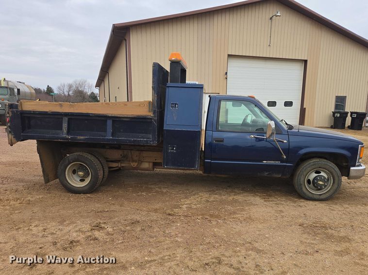 image for item EV5594 1999 Chevrolet 3500 flatbed pickup truck