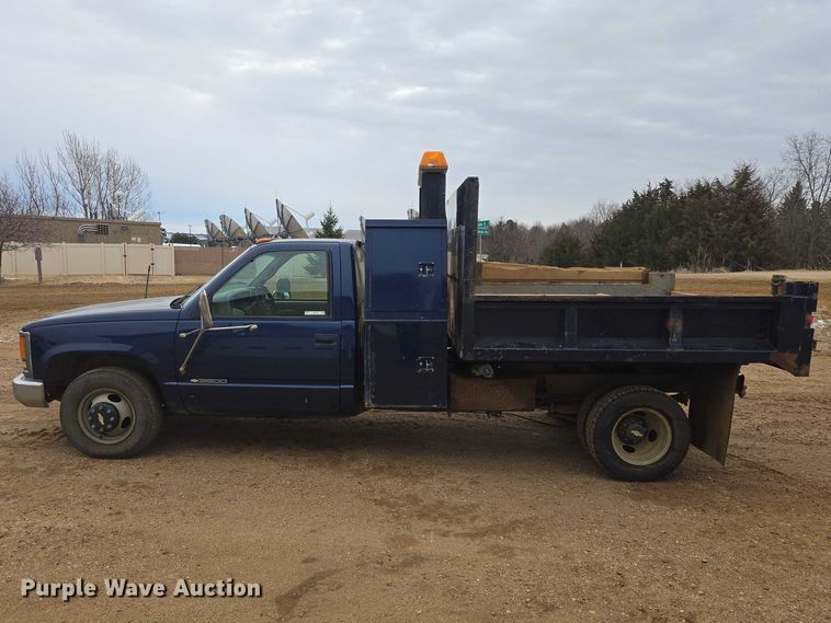 image for item EV5594 1999 Chevrolet 3500 flatbed pickup truck