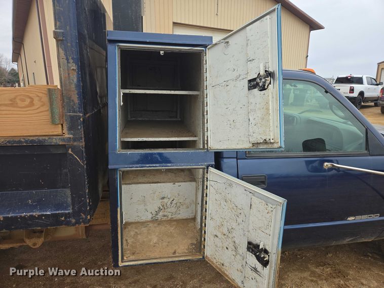 image for item EV5594 1999 Chevrolet 3500 flatbed pickup truck