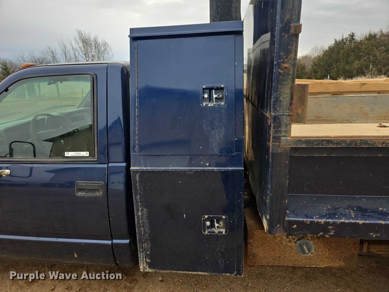 image for item EV5594 1999 Chevrolet 3500 flatbed pickup truck