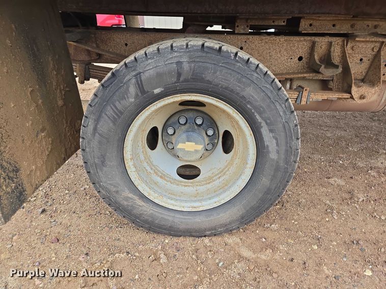 image for item EV5594 1999 Chevrolet 3500 flatbed pickup truck