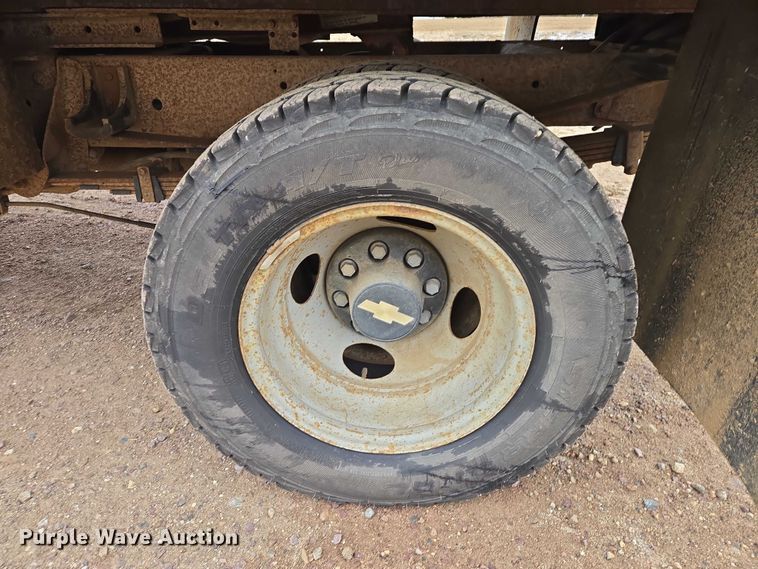 image for item EV5594 1999 Chevrolet 3500 flatbed pickup truck