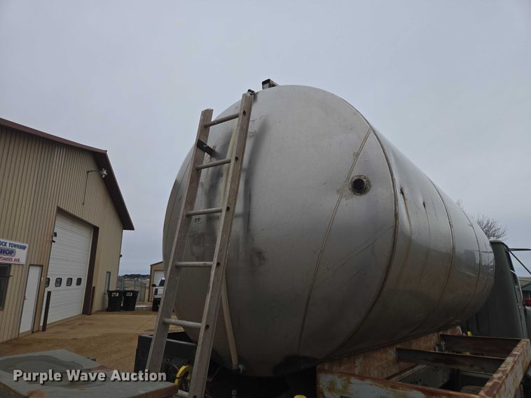 image for item EV5595 1988 International S1900 tank truck