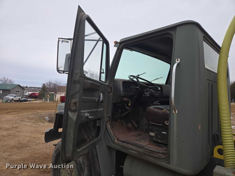 image for item EV5595 1988 International S1900 tank truck