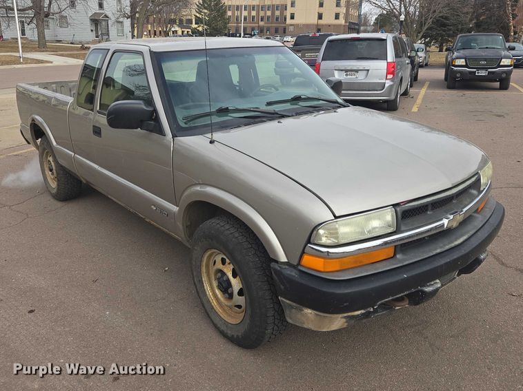 image for item EV5605 2002 Chevrolet S10 Ext. Cab pickup truck