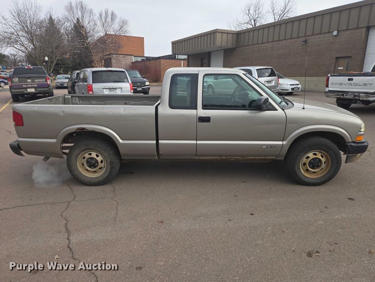 image for item EV5605 2002 Chevrolet S10 Ext. Cab pickup truck