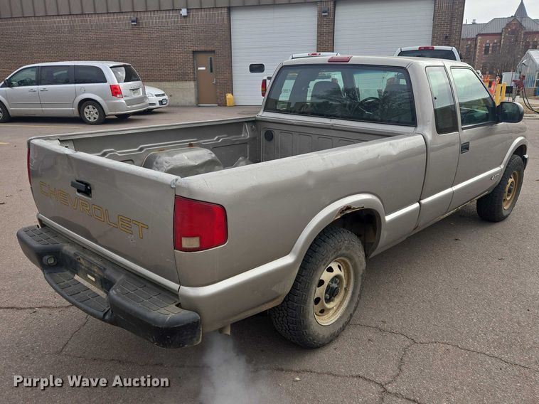 image for item EV5605 2002 Chevrolet S10 Ext. Cab pickup truck