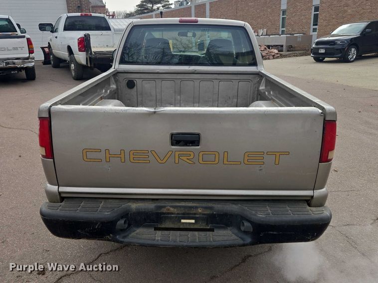 image for item EV5605 2002 Chevrolet S10 Ext. Cab pickup truck