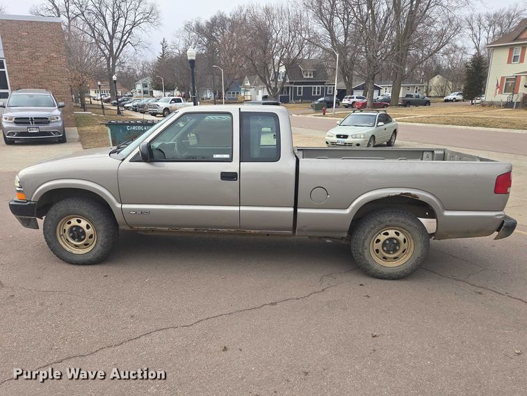 image for item EV5605 2002 Chevrolet S10 Ext. Cab pickup truck