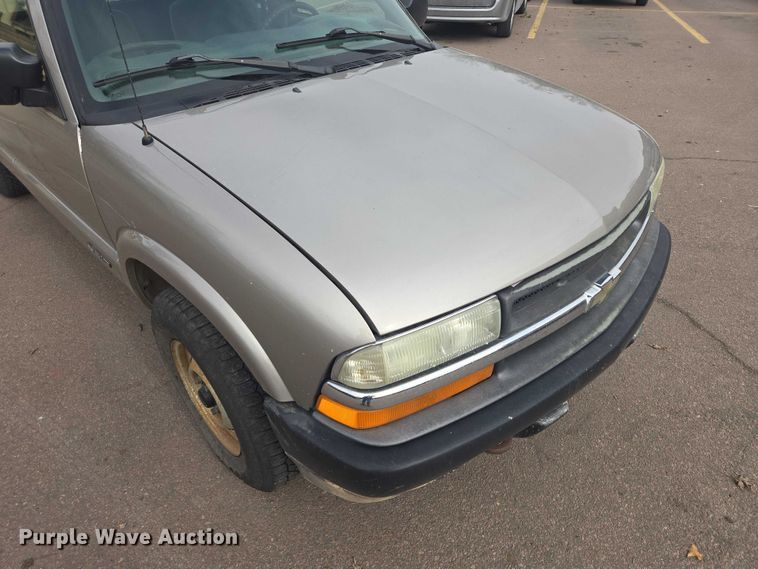 image for item EV5605 2002 Chevrolet S10 Ext. Cab pickup truck