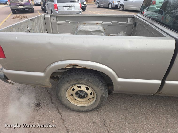 image for item EV5605 2002 Chevrolet S10 Ext. Cab pickup truck