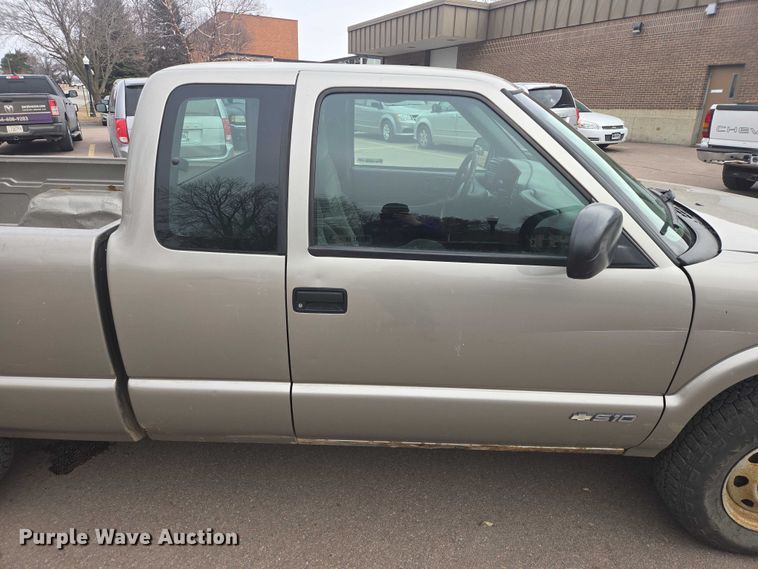 image for item EV5605 2002 Chevrolet S10 Ext. Cab pickup truck