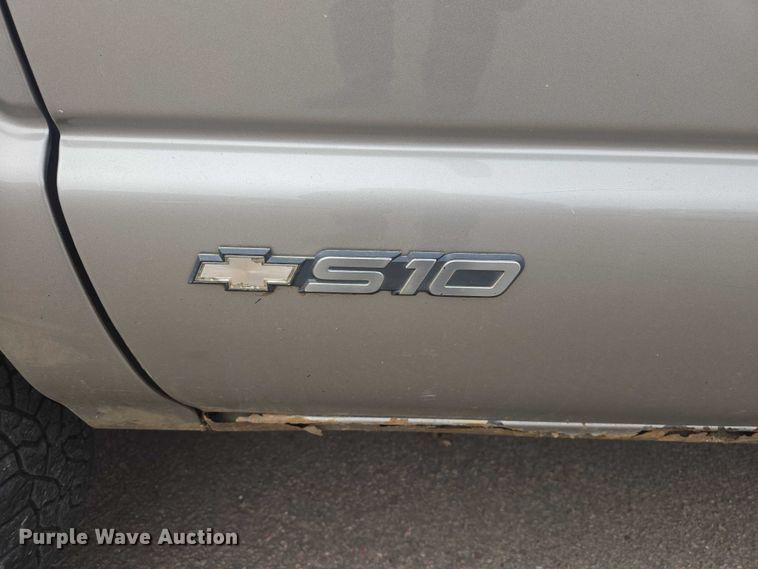 image for item EV5605 2002 Chevrolet S10 Ext. Cab pickup truck