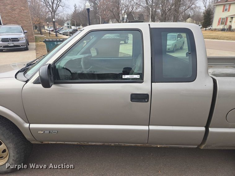 image for item EV5605 2002 Chevrolet S10 Ext. Cab pickup truck