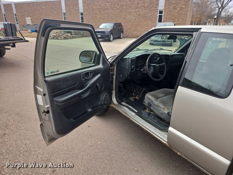 image for item EV5605 2002 Chevrolet S10 Ext. Cab pickup truck