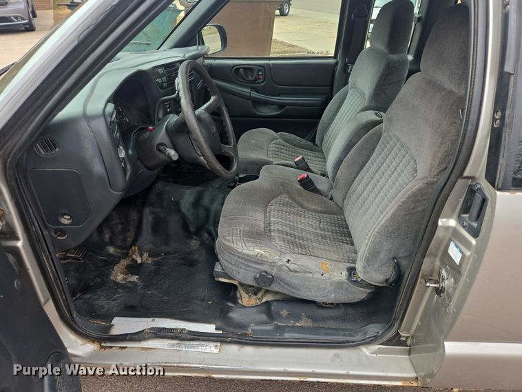 image for item EV5605 2002 Chevrolet S10 Ext. Cab pickup truck