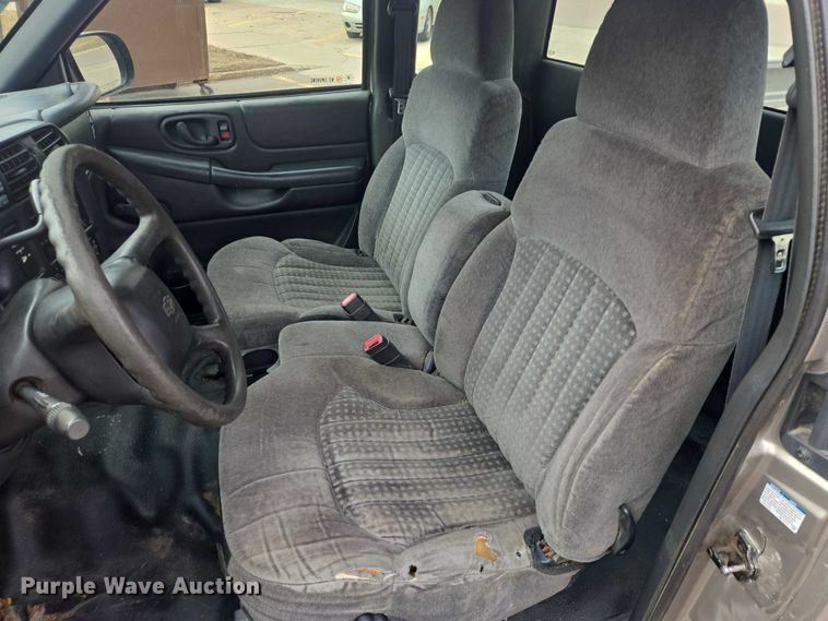 image for item EV5605 2002 Chevrolet S10 Ext. Cab pickup truck