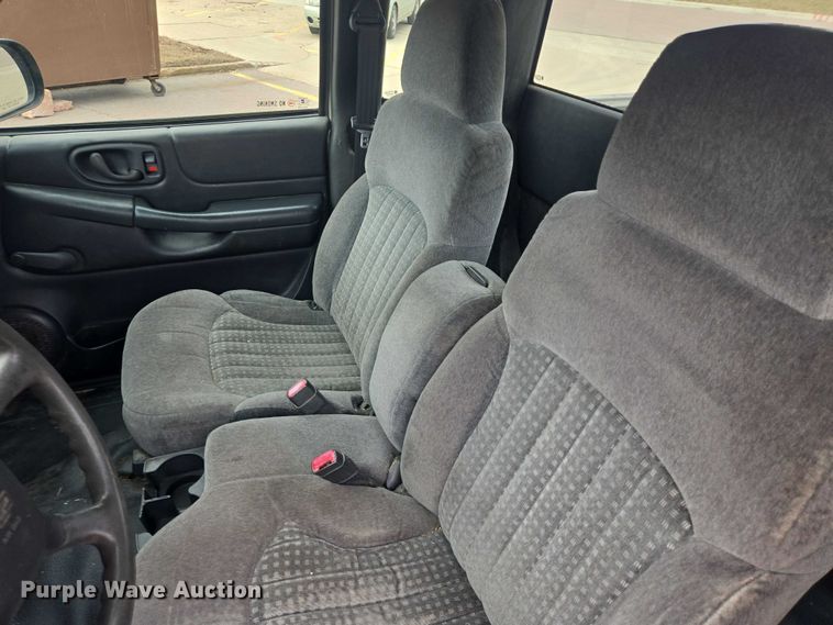 image for item EV5605 2002 Chevrolet S10 Ext. Cab pickup truck