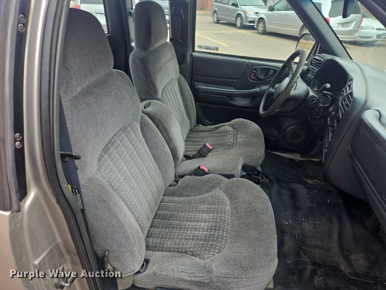 image for item EV5605 2002 Chevrolet S10 Ext. Cab pickup truck