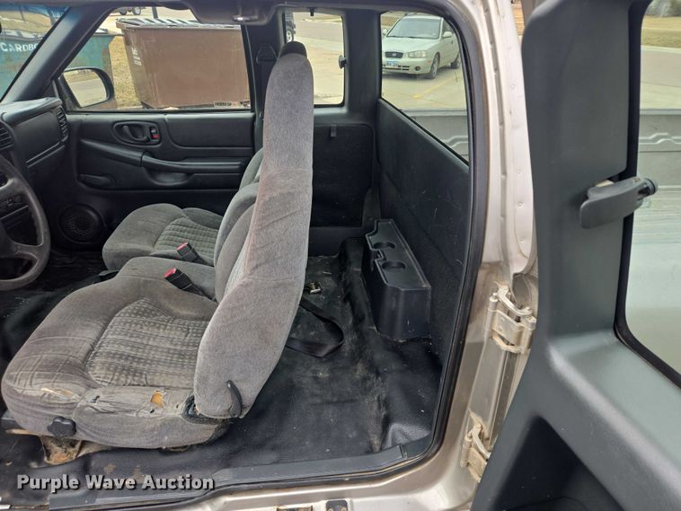 image for item EV5605 2002 Chevrolet S10 Ext. Cab pickup truck