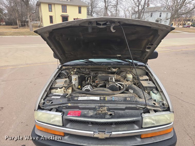 image for item EV5605 2002 Chevrolet S10 Ext. Cab pickup truck