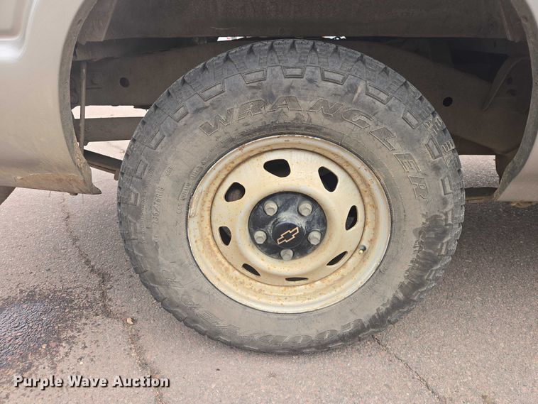 image for item EV5605 2002 Chevrolet S10 Ext. Cab pickup truck