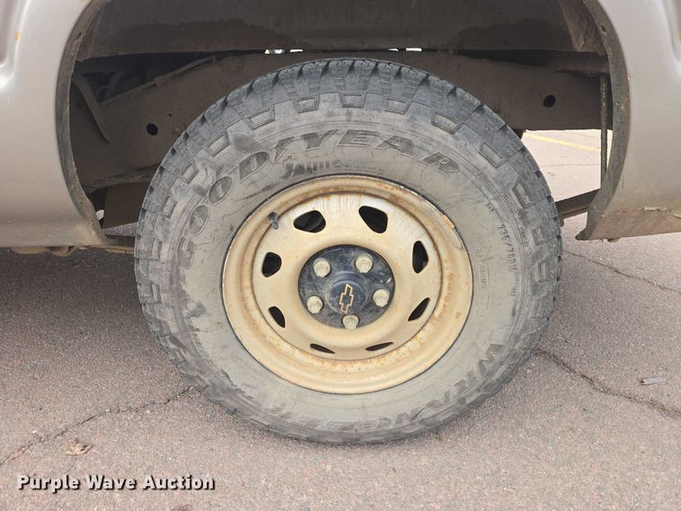 image for item EV5605 2002 Chevrolet S10 Ext. Cab pickup truck